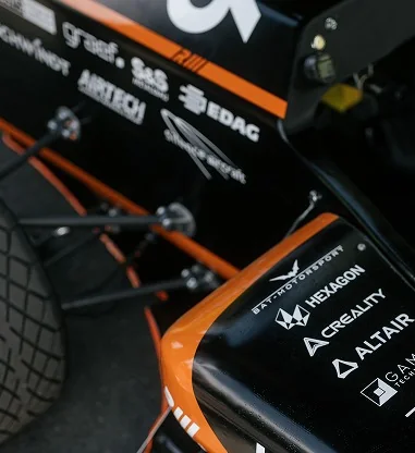 Carbon-Bauteile am Chassis mit Partnerlogos