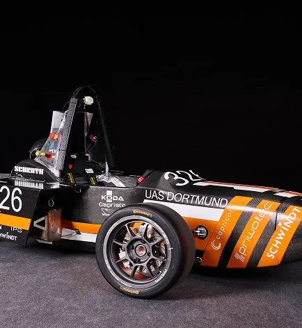Rennwagen mit Startnummer 326 im Fotostudio