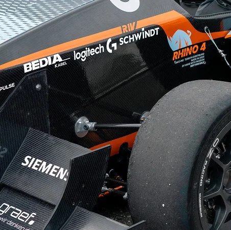 Seitenkasten des Rennwagens mit Sponsorenlogos
