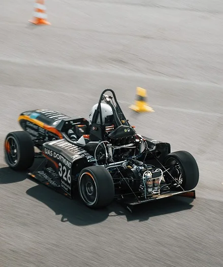Rennwagen in der Kurve auf der Teststrecke