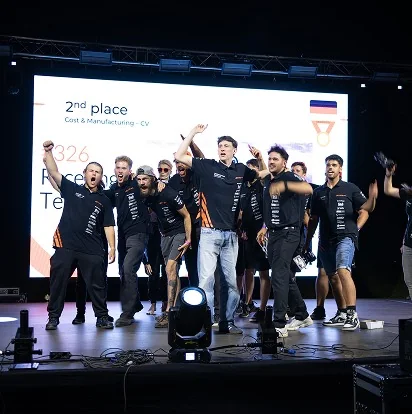 Das Team jubelt bei der Siegerehrung auf der Bühne